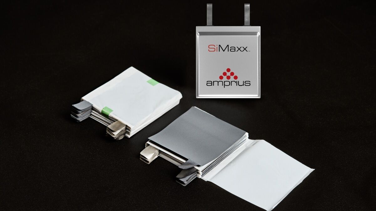 A metallic battery pack labeled 'SiMaxx' alongside two folded battery sheets, emphasizing modern energy technology.